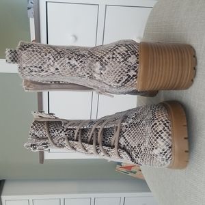 Sonoma snake print boots sz 8